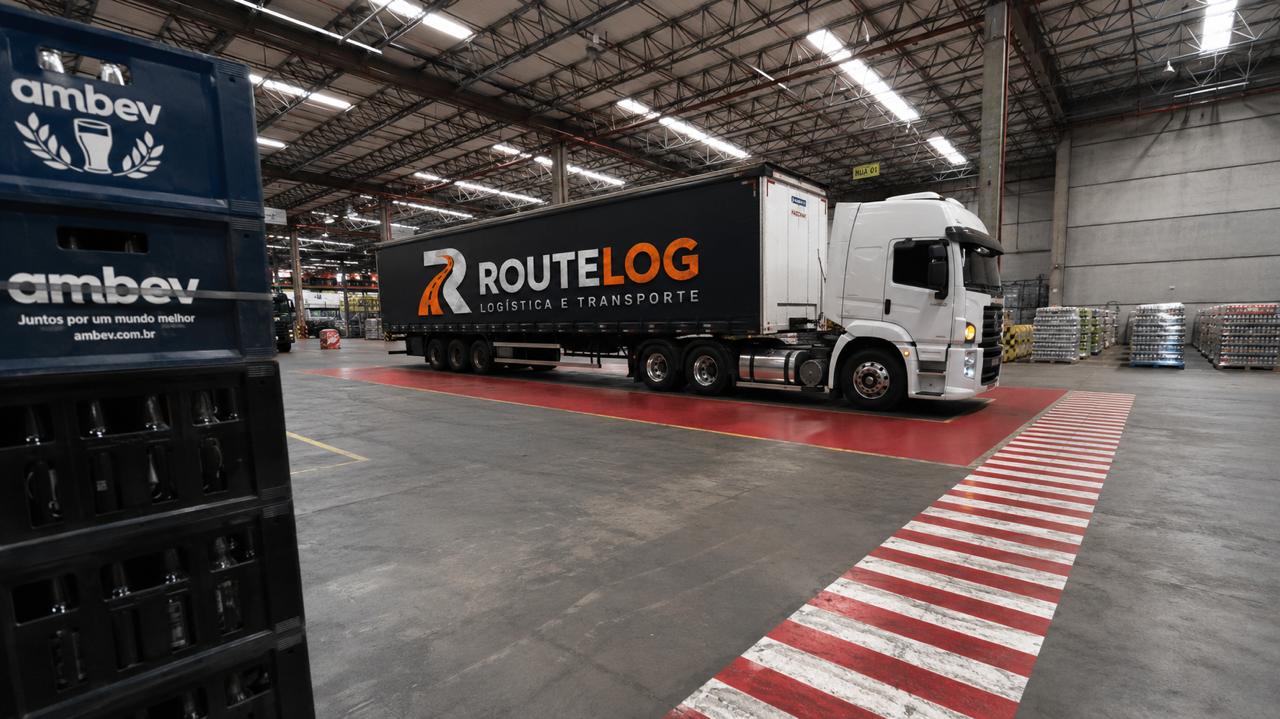 Caminhão ROUTELOG em centro de distribuição da Ambev